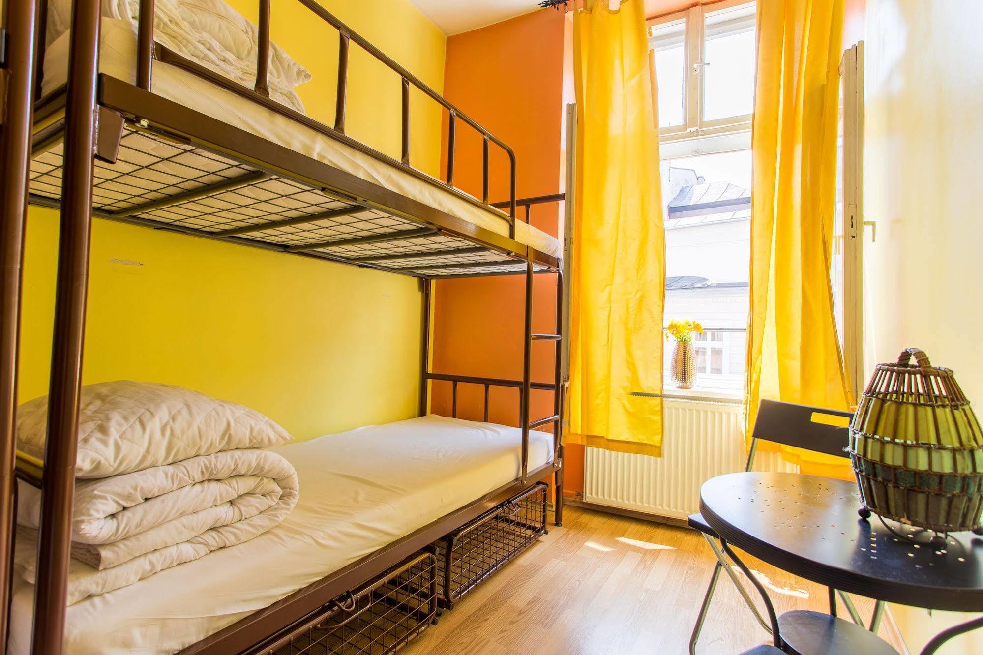 Let'S Rock Party Hostel! Age Limit From 18 Until 40! Cracóvia Exterior foto